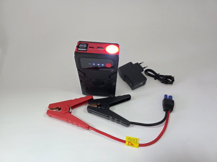 BLY-B9 Пуско-зарядное устройство 10400 mAh, пусковой ток: 400A, пиковый ток: 800A, размеры: 137*78*30 мм