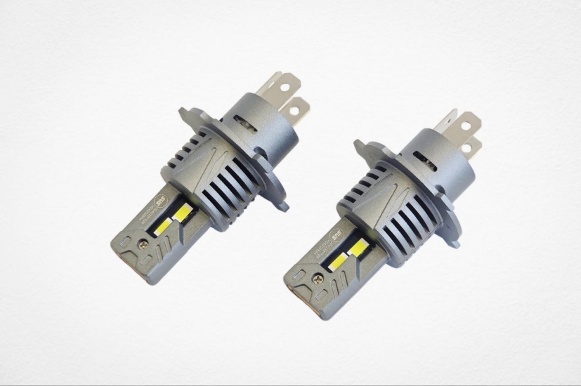 Комплект светодиодных ламп SVS H4/H19 серии Compact Light (3570CSP/3000Lm/6000K/12V/30W,кулер)